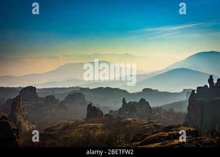 Vista incredibile delle bellissime rocce di arenaria la città storica di Belogradchik, Bulgaria nordoccidentale Foto Stock