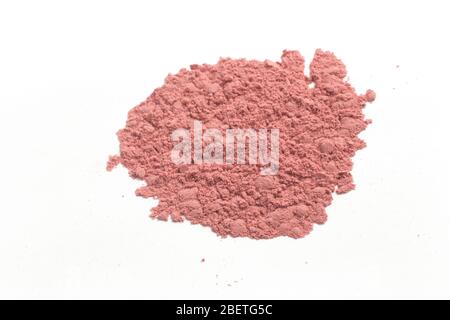 Polvere di Acai brasiliana. Polvere rosa isolata su sfondo bianco Foto Stock