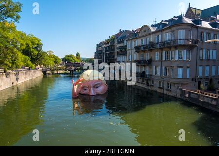 Metz, Francia - 31 agosto 2019: Un'installazione a forma di testa del presidente americano Donald Trump, galleggiando nel fiume Moselle, artista Jacques rivale Foto Stock