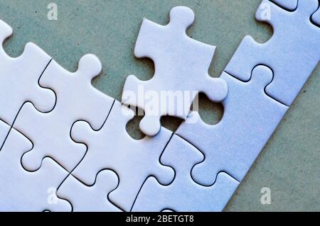 Pezzi connessi di un puzzle a un colore. Primo piano. Foto Stock