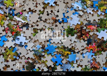 Pezzi puzzle di colore misto. Sfondi. Foto Stock