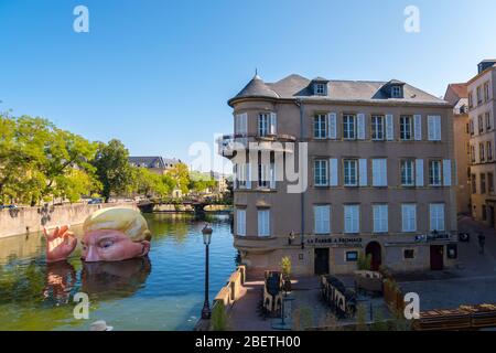 Metz, Francia - 31 agosto 2019: Un'installazione a forma di testa del presidente americano Donald Trump, galleggiando nel fiume Moselle, artista Jacques rivale Foto Stock