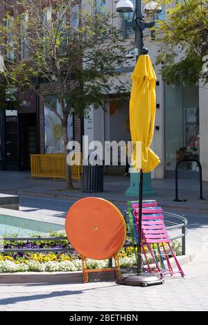 Santa Monica, CA/USA - 21 marzo 2020: Tavoli e sedie ripiegati sulla Third Street Promenade durante la quarantena per il coronavirus Foto Stock