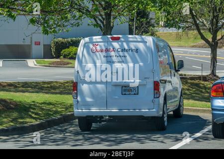 Kennesaw, GA / USA - 04/02/20: Pulmino da cimossa bianca parcheggiato a Kennesaw, GA, sulla Barrett Parkway. Foto Stock