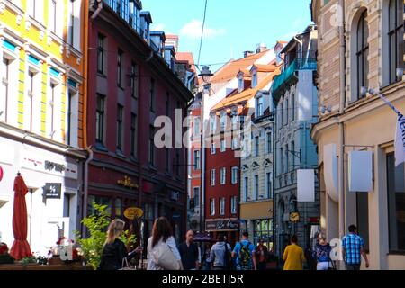 Street scene con colorati vecchi edifici nella città vecchia di riga, la capitale della Lettonia. Foto Stock
