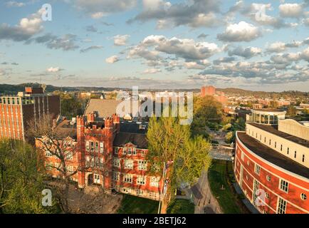 Vista aerea del vecchio principale, della biblioteca di Drinko e della Smith Hall nel campus universitario della Marshall University a Huntington, Virginia Occidentale. Foto Stock