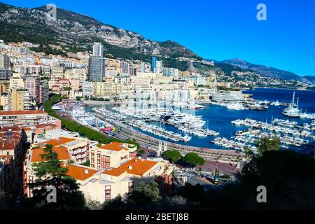 Vista sul porto di Monte Carlo e sulla costa mediterranea della Costa Azzurra a Monaco-Ville, Monaco. Foto Stock