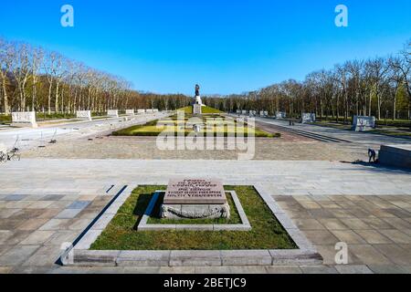 Monumento ai caduti sovietici dello scultore Yevgeny Vuchetich al Treptower Park/Plänterwald nel quartiere di Treptow a Berlino, Germania. Foto Stock