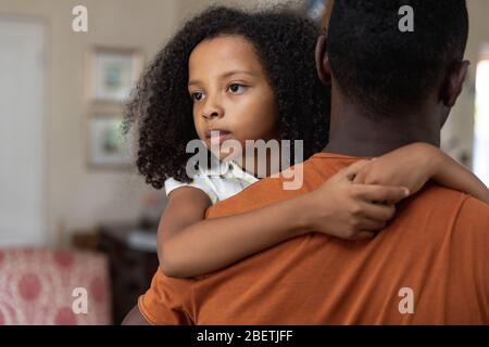 Padre e figlia sociale a distanza a casa durante la quarantena di blocco Foto Stock