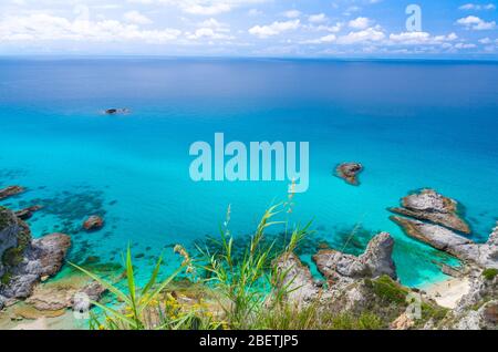 Scogliera di capo Vaticano Ricadi veduta panoramica aerea dalla piattaforma del Parco Belvedere, verde collina di erba con le acque turchesi blu sorprendente, Foto Stock
