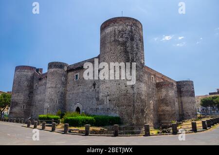 Antico castello reale medievale con mura in pietra e torri Castello Ursino (Castello dell'Orso) Regno di Sicilia, conosciuto anche come Castello Svevo di Catania, Foto Stock