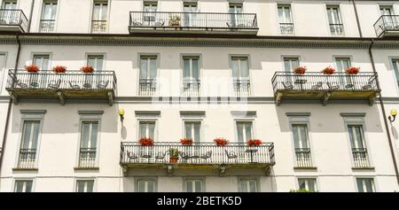 LAGO DI COMO, ITALIA - GIUGNO 2019: Vista esterna dei balconi sul lato anteriore del Grand Hotel Cadenabbia sul Lago di Como. Foto Stock