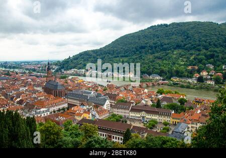 Vista panoramica della splendida città medievale di Heidelberg, del Ponte Vecchio Carl Theodor e del fiume Neckar dalle antiche rovine del castello di Heidelberg, Germania Foto Stock