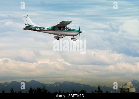 EVERETT, WAS, USA - GIUGNO 2018: Cessna 177 Cardinal velivolo leggero ad ala fissa che entra in terra a Everett. Foto Stock