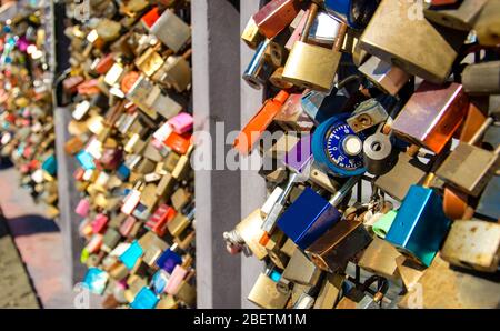 Molte chiuse colorate chiuse chiuse sul Ponte dell'amore a Helsinki, Finlandia Foto Stock