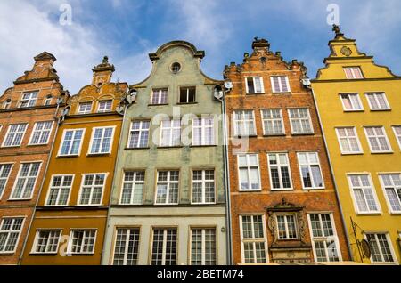 Facciata di belle case tipiche colorate edifici in via Piwna nel centro storico della città con sfondo cielo blu, Danzica, Polonia Foto Stock