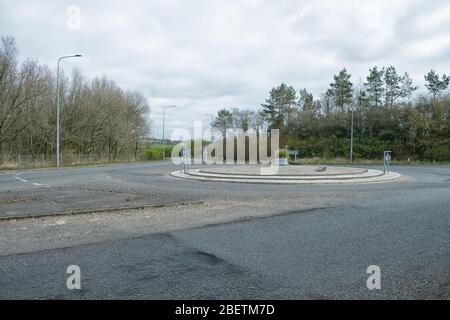 Guardando lungo una tranquilla Cairnmount Road all'incrocio con Lochlibo Road A736 (Paisley a Glasgow) Irvine durante il Covid-19 Lockdown. La strada serv Foto Stock