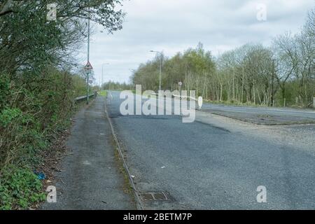 Guardando lungo una tranquilla Cairnmount Road Irvine durante il Covid-19 Lockdown. La strada serve accesso veicolare alle aree di Irvine che sono normalmente Foto Stock