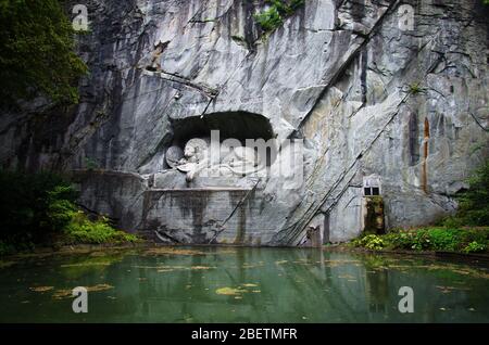 Monumento del Leone (Lewendenkmal), un punto di riferimento storico a Lucerna, Svizzera, è stato scolpito nella roccia per onorare le Guardie Svizzere di Lois XVI di Francia Foto Stock