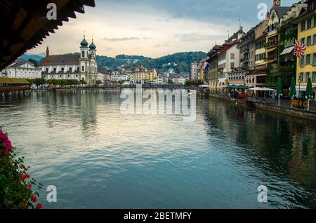 Vista del centro storico di Luzern e del fiume Reuss dal famoso Ponte della Cappella in legno, il più antico ponte coperto in legno d'Europa, Luzern, Svizzerala Foto Stock