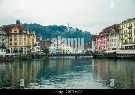 Vista del centro storico di Luzern e del fiume Reuss dal famoso Ponte della Cappella in legno, il più antico ponte coperto in legno d'Europa, Luzern, Svizzerala Foto Stock