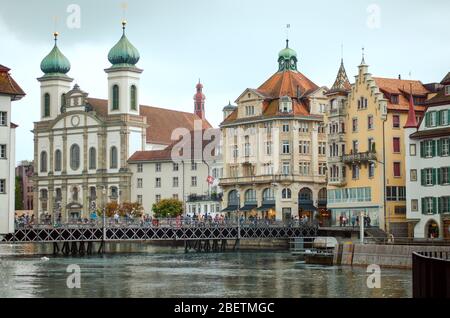 Vista sul centro storico di Lucerna, sulla chiesa di Jesuitenkirche e sul fiume Reuss, Lucerna, Svizzera Foto Stock