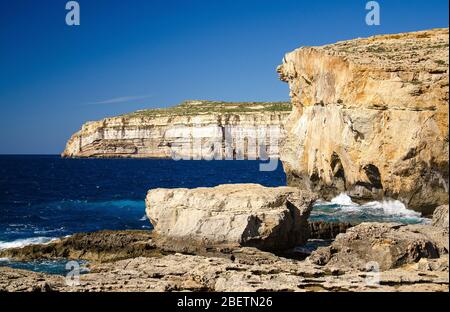 Costa rocciosa e mare vicino alla finestra crollata di Azure nella baia di Dwejra, isola di Gozo, Malta Foto Stock