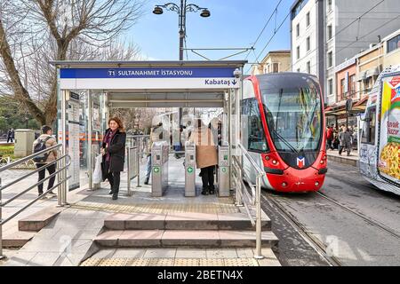 Istanbul, Turchia - 11 febbraio 2020: Barriera o tornello all'ingresso della porta della stazione dei tram di Sultanahmet nel lato europeo della città. Divan Yolu Foto Stock