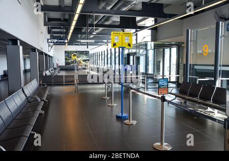 Charleroi, Bruxelles, Belgio - 17 marzo 2020: Terminal aeroportuale vuoto nell'aeroporto belga. Porta senza persone. Limitazione della corsa dovuta a pandemia di coronavirus. Arresto COVID-19. Voli annullati. Foto Stock