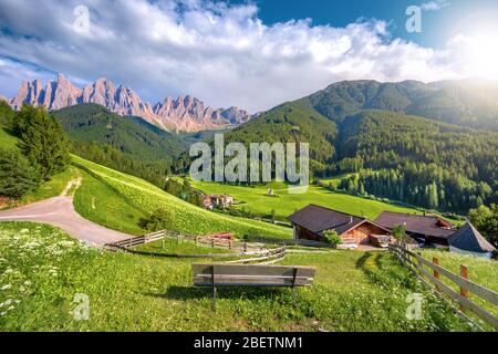 Tradizionale alpino St Johann chiesa in Val di Funes, Santa Maddalena in villaggio turistico, Dolomiti, Italia, Europa Foto Stock