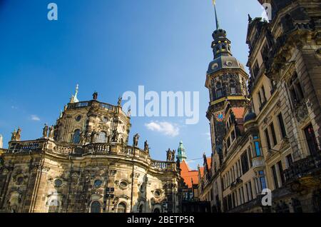 Edifici antichi Katholische Hofkirche e Hausmannsturm con torre di avvistamento a Dresda, Germania Foto Stock