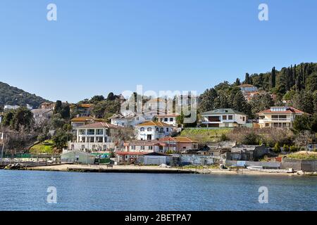 Istanbul, Turchia - 13 febbraio 2020: L'isola di Heybeliada è la seconda più grande e più verde delle isole dei principi. Case vacanza in legno sono empt Foto Stock