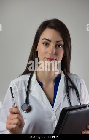 Donna medico testa di ripresa ritratto guardando la fotocamera isolato su sfondo grigio Foto Stock