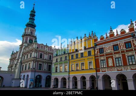 Municipio sulla Piazza del mercato Grande e fila di vecchi edifici colorati nel centro della città di Zamosc (la Perla del Rinascimento, Patrimonio Mondiale dell'UNESCO), po Foto Stock