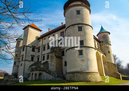 Antico castello medievale a Nowy Wisnicz con torri e prato verde intorno, Polonia Foto Stock