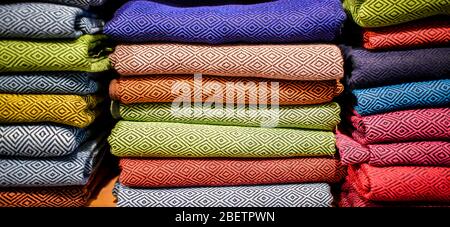 tessuto di abbigliamento multicolore impilato nel banner di biancheria da letto armadio. Foto Stock
