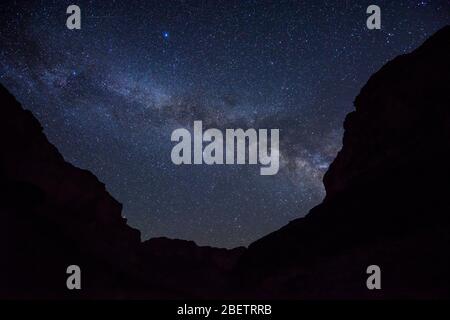 Il cielo notturno sul Grand Canyon vicino al Blacktail Canyon (121 km), al Grand Canyon National Park, Arizona, Stati Uniti Foto Stock