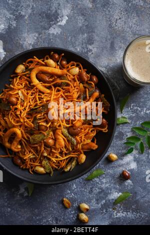 Miscela Kerala piccante fatta in casa / spuntino miscela con farina di ceci, vista dall'alto Foto Stock