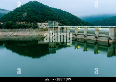 La diga di Sau Reservoir, Catalogna, Spagna (in una giornata nuvolosa) Foto Stock