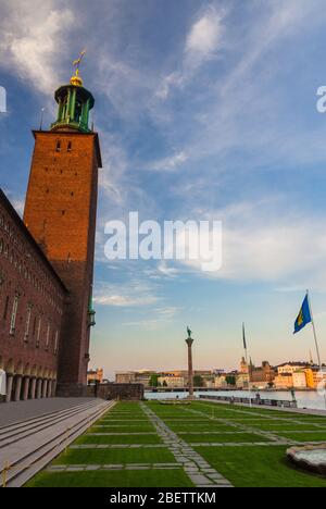 Edificio della torre del Municipio di Stoccolma (Stadshuset), Monumento Engelbrekt, prato erboso nel Parco Stadshusparken sull'Isola di Kungsholmen, nella città vecchia vicino al Lago ma Foto Stock