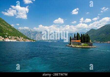 Monastero benedettiano di San Giorgio e chiesa sull'isola di San Giorgio Ostrvo Sveti Dende nella baia di Boka Kotor vicino alla città di Perast di fronte alle montagne della catena A. Foto Stock