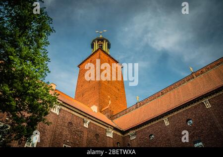 Palazzo del Municipio di Stoccolma (Stadshuset), edificio con torre in mattoni del Consiglio Comunale e Premio Nobel con tre corone Kronor in cima all'isola di Kungsholmen in o Foto Stock