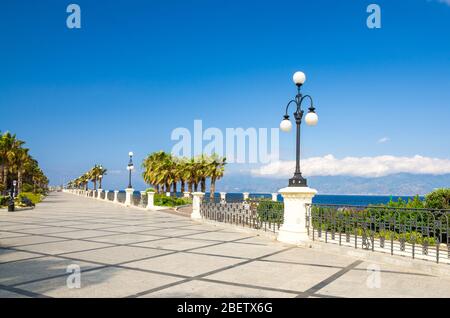 Reggio di Calabria banchina lungomare lungomare Lungomare Falcomata con vista sullo stretto di Messina collegato Mediterraneo e Tirreno mare e Sicilia Foto Stock