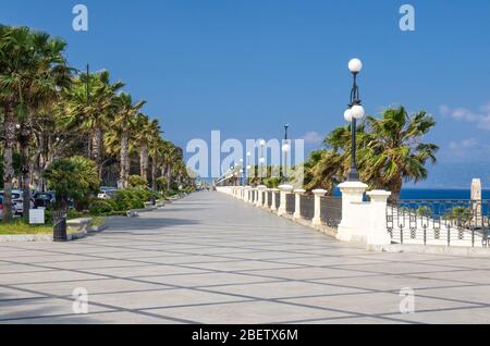 Reggio di Calabria banchina lungomare lungomare Lungomare Falcomata con vista sullo stretto di Messina collegato Mediterraneo e Tirreno mare e Sicilia Foto Stock