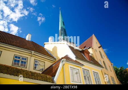 Strade medievali della città vecchia di Tallinn con edifici colorati e la Torre della Chiesa di Sant'OLAF, Estonia Foto Stock