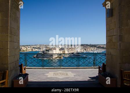 Vista della penisola di L-Isla, porto e Grand Harbour di la Valletta da Saluting Battery al Forte Lascaris Sant'Angelo di la Vittoriosa in alto Barrakka gard Foto Stock