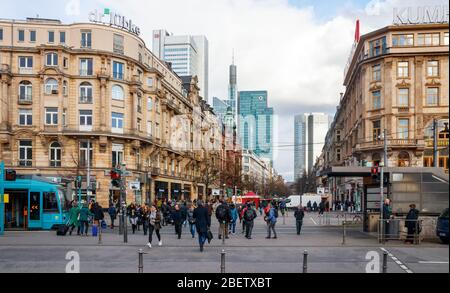 Vista del centro di Francoforte con i grattacieli del Bankenviertel sullo sfondo. Assia, Germania. Foto Stock