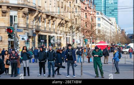 Vista del centro di Francoforte con persone non identificate in attesa di un semaforo. Assia, Germania. Foto Stock