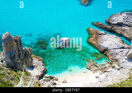 Barca da pesca con ombre sul fondo vela deriva parco in una splendida laguna tropicale blu azzurro acqua turchese superficie di mare tra le rocce vicino a capo C. Foto Stock