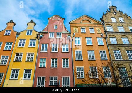 Facciata di belle case tipiche colorate edifici in via Piwna nel centro storico della città con sfondo cielo blu, Danzica, Polonia Foto Stock